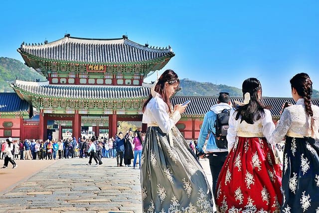 royal-palace-and-traditional-villages-wearing-hanbok-tour_1